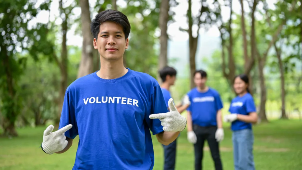 Voluntário em atividade comunitária ao ar livre durante ação de trabalho voluntário