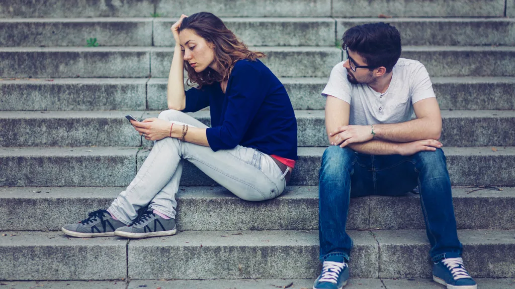Casal em momento de afastamento e dificuldade de comunicação em um relacionamento