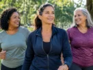 Mulheres maduras caminhando juntas em um parque como exemplo de atividade física depois dos 40 anos