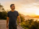Pessoa madura caminhando em um novo caminho representando recomeçar depois dos 40