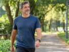 Homem maduro caminhando em parque como exemplo de autoestima masculina depois dos 40