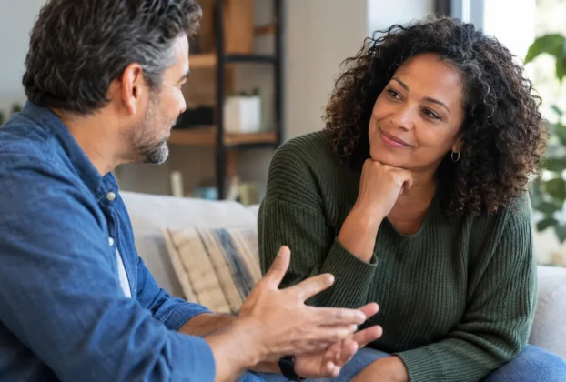 Duas pessoas conversando com atenção e empatia em um ambiente cotidiano